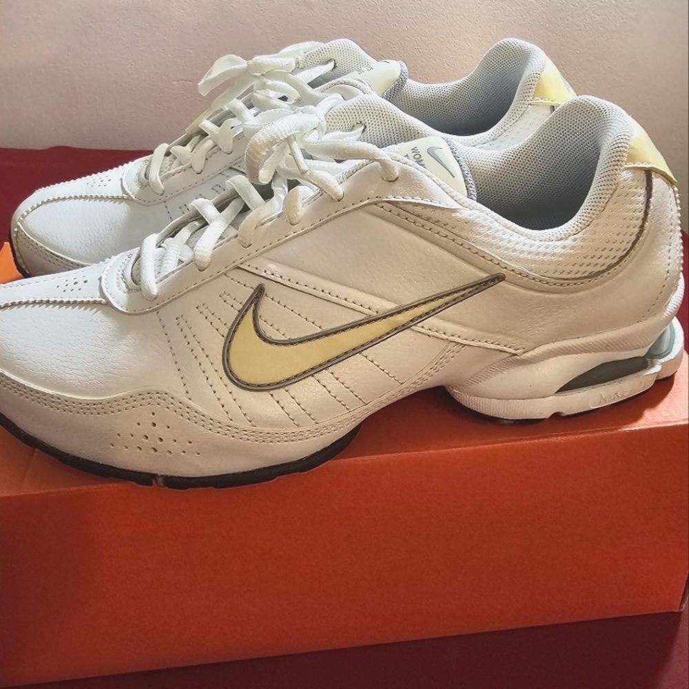 NWT Nike Air Exceed Leather Women's Training Sneakers